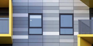 Fachada de un edificio moderno revestido con paneles de Alucobond, destacando su elegancia y modernidad