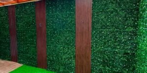 Ejemplo de paneles ranurados con jardines verticales artificiales en una sala de estar moderna