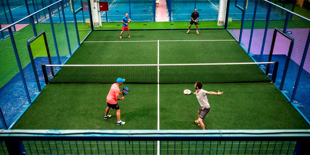 Ejemplo de un kit de estructura para una cancha de pádel con sus componentes