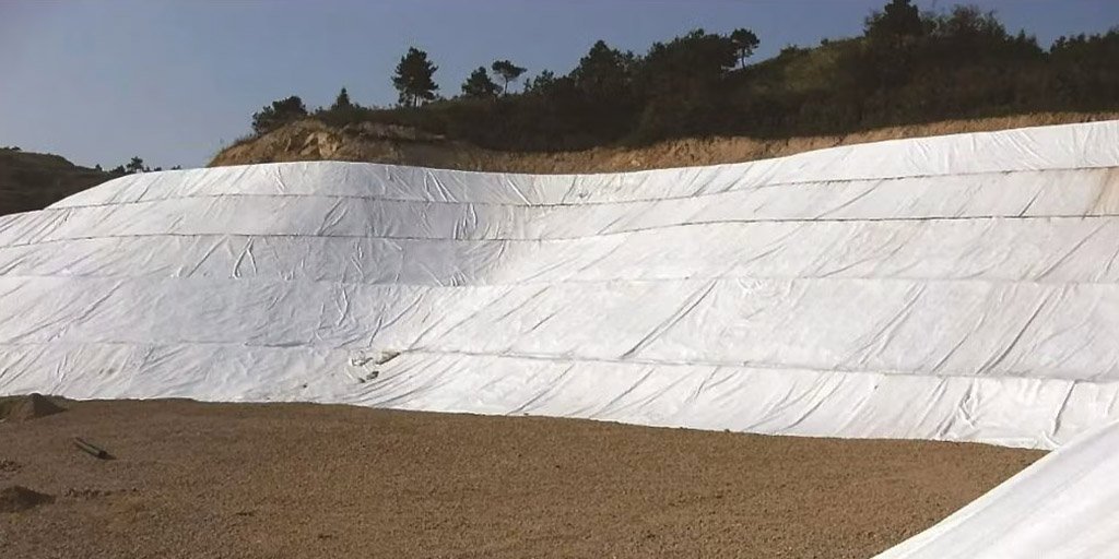 instalación de geotextil drenaje en una obra de infraestructura para control de aguas subterráneas