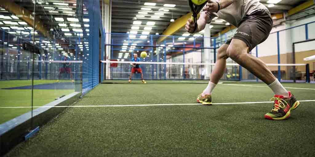 Cancha de pádel con césped sintético y estructura profesional